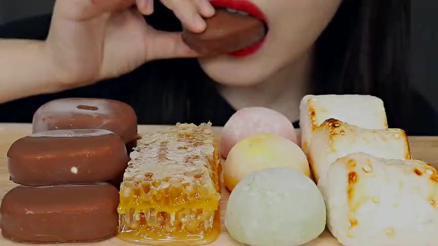 韩国美女小姐姐吃蜂巢蜜冰淇淋棉花糖甜品的正确打开方式