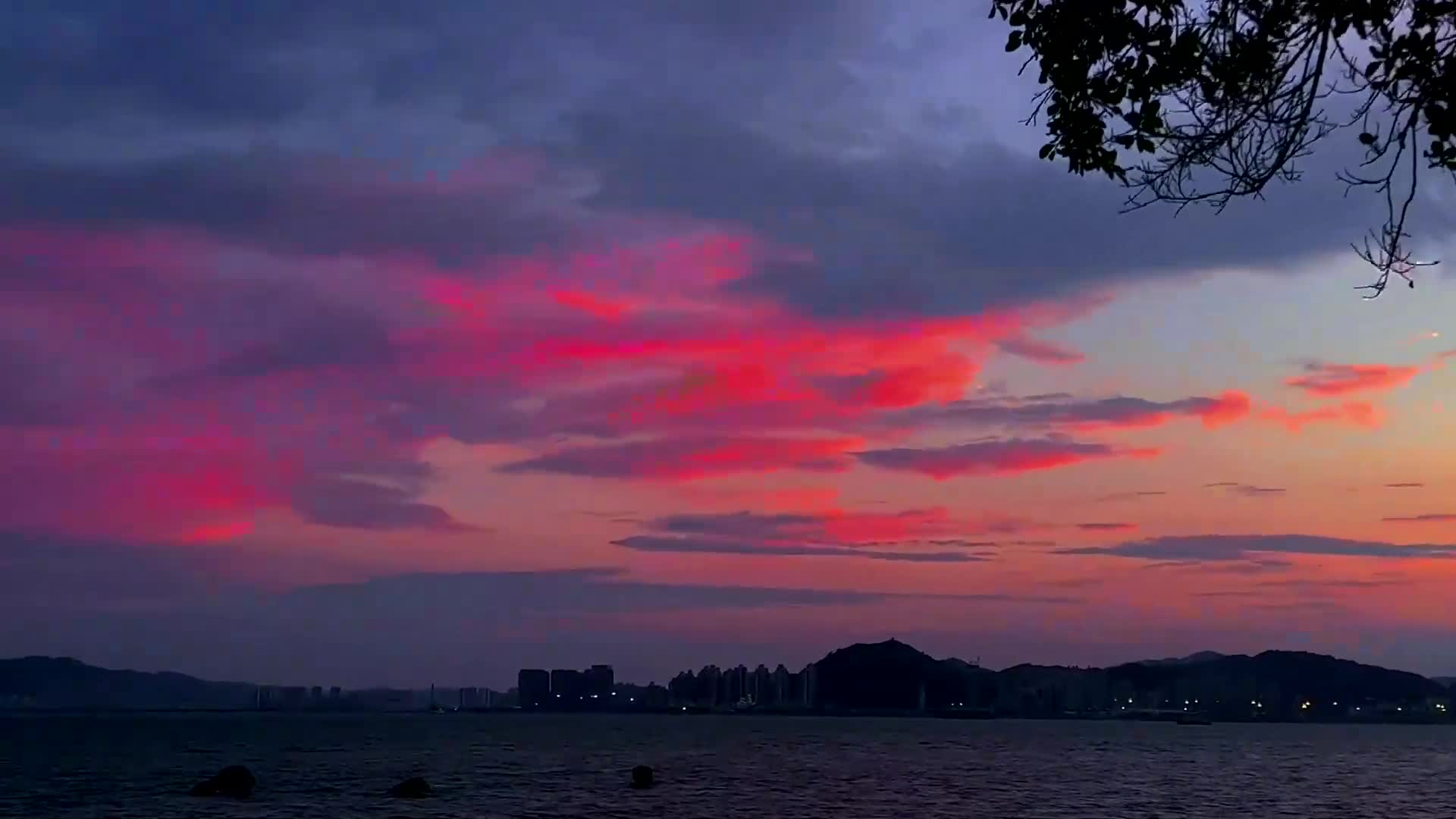 不要犹豫 请艾特世界上最可爱的女孩来看这浪漫的粉色晚霞.