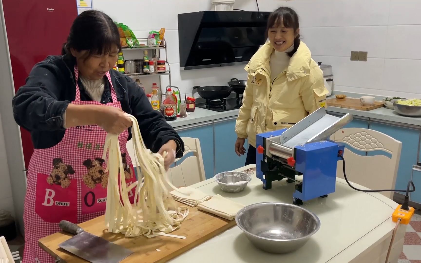 农村老妈下厨做晚饭,荠荠菜鸡蛋面味道真不错,媳妇直接吃一大碗哔哩哔哩bilibili