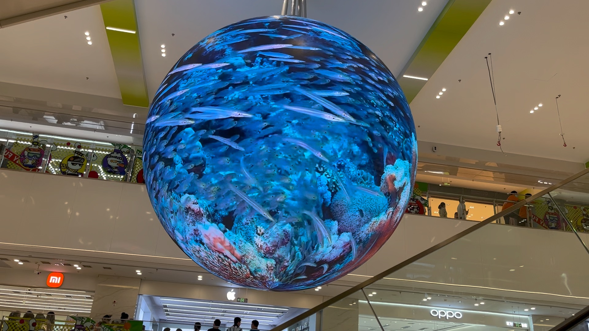 商场里的球形显示屏