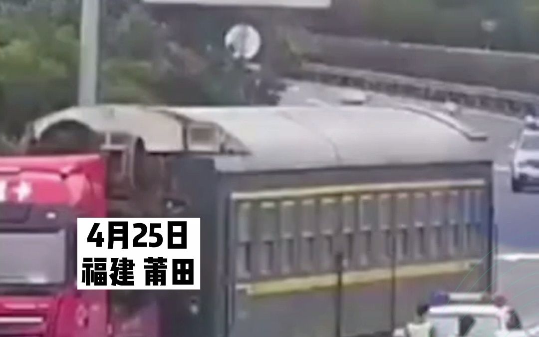 [图]高速路惊现绿皮火车，福建莆田高速交警紧急拦停