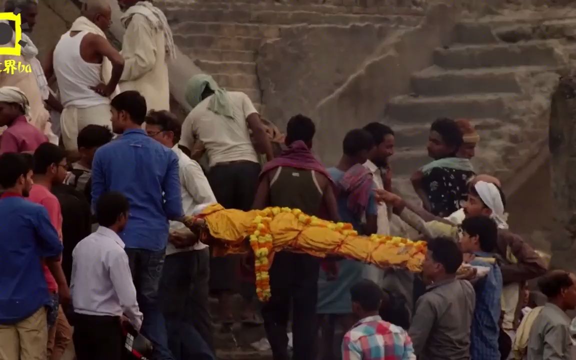 印度恒河露天火葬场,禁止女人靠近,上游撒骨灰,下游还有人洗澡