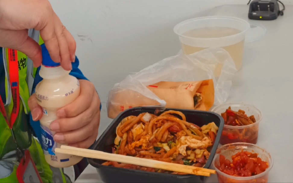 小伙加班太饿了 点了份外卖吃 看着味道不错!