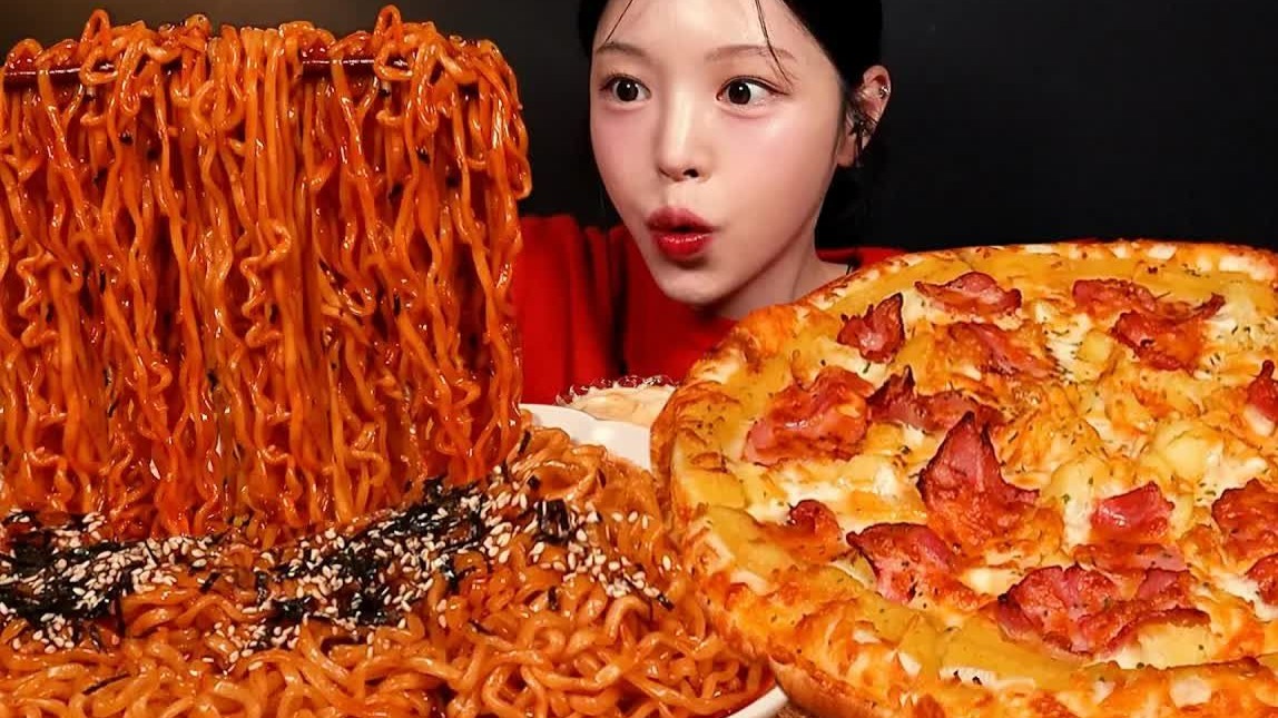 【Boki 中字】超大披萨搭配火鸡面一起吃，这顿吃的太饱了！-BOKI小姐姐-BOKI小姐姐-哔哩哔哩视频