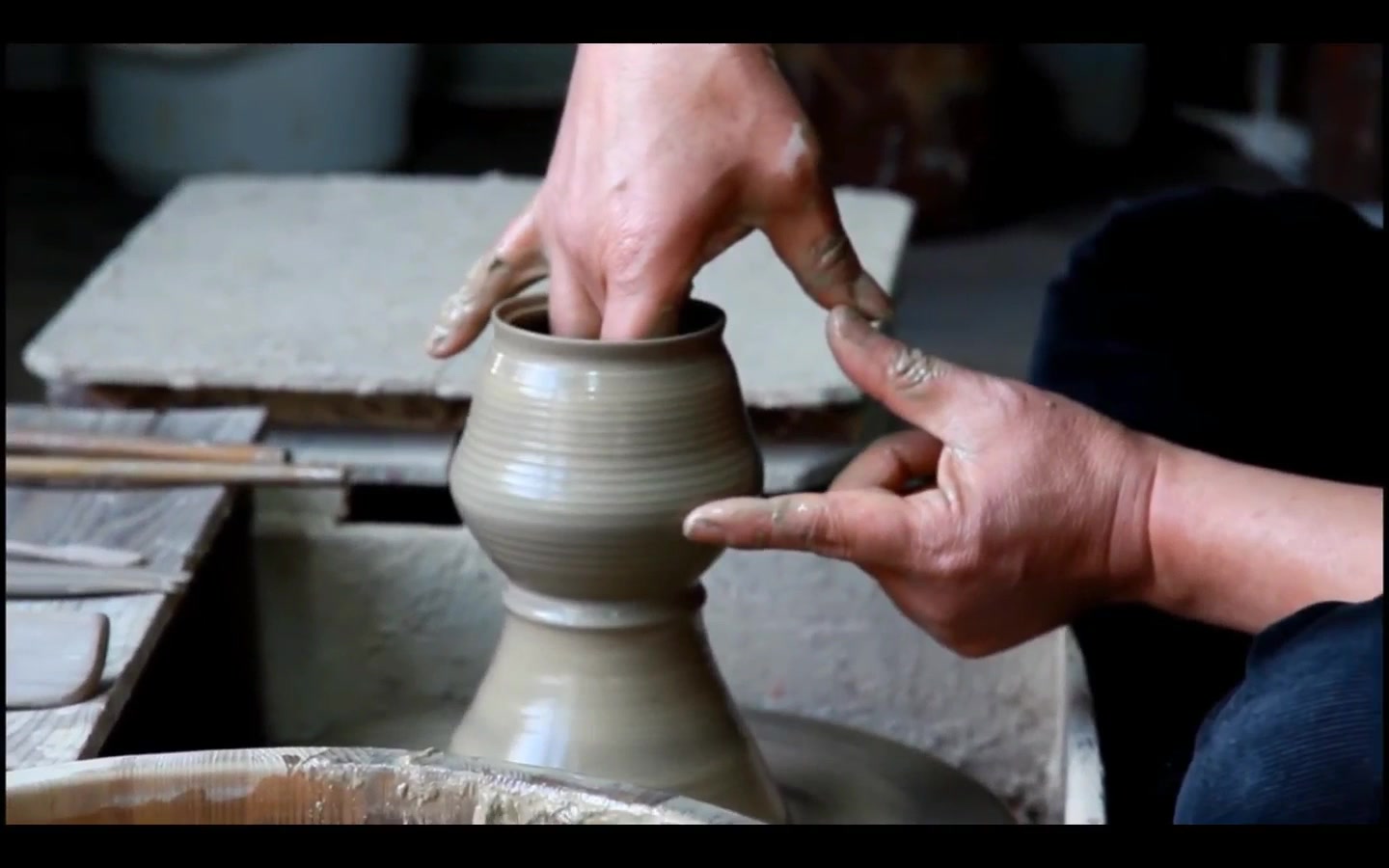 日本手工传统陶艺老艺人制作陶瓷技艺高超教你玩泥巴的正确姿势