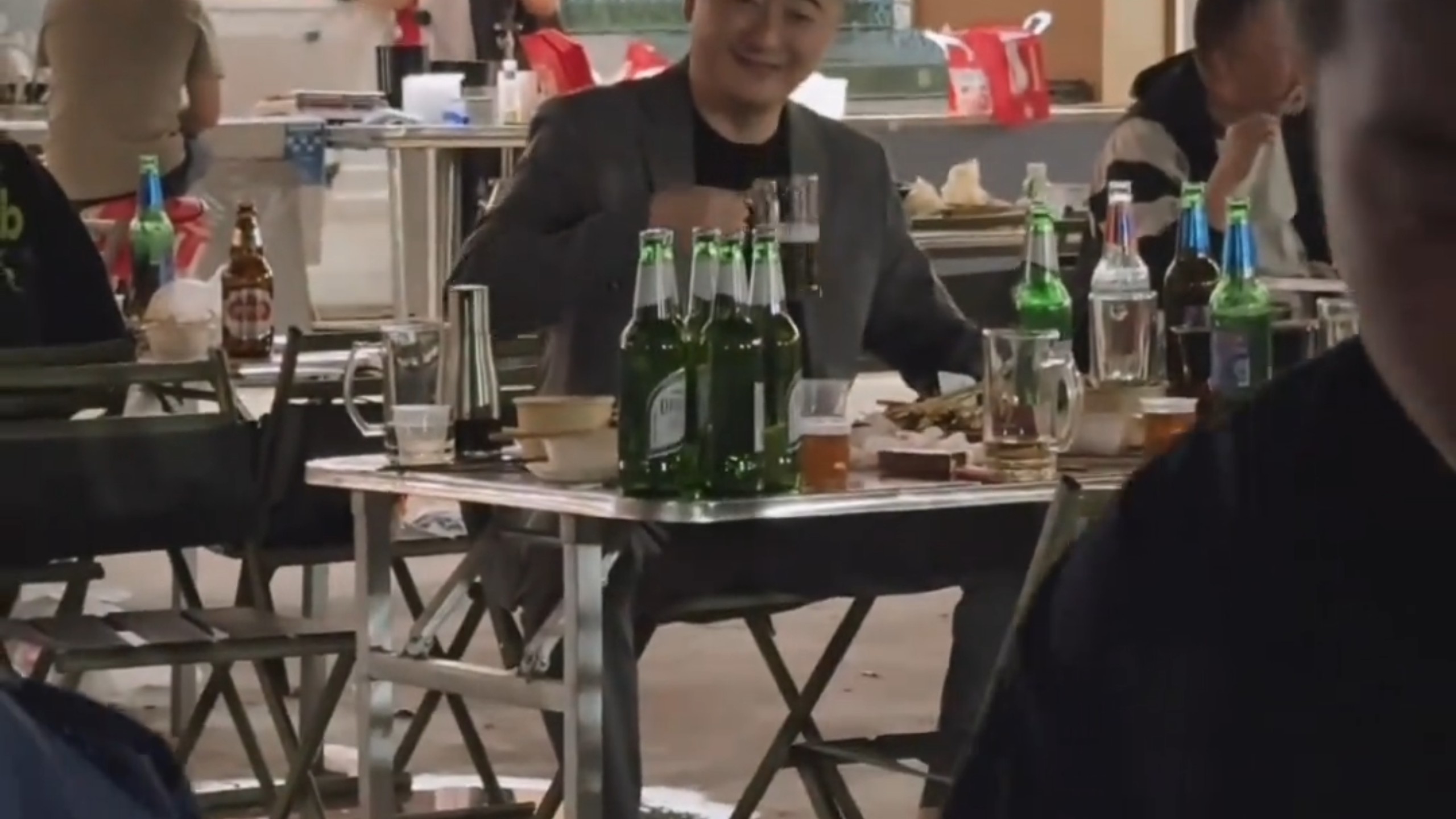 “偷窥着别人的幸福”