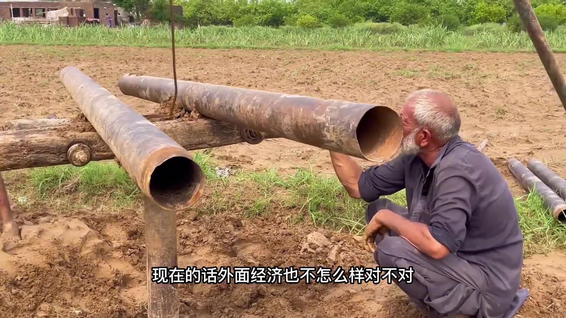 西部地区展现最原始的打井方法,洛阳铲探测技术