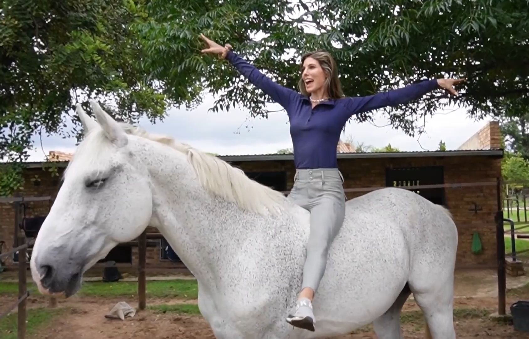 俩美女骣骑大马玩