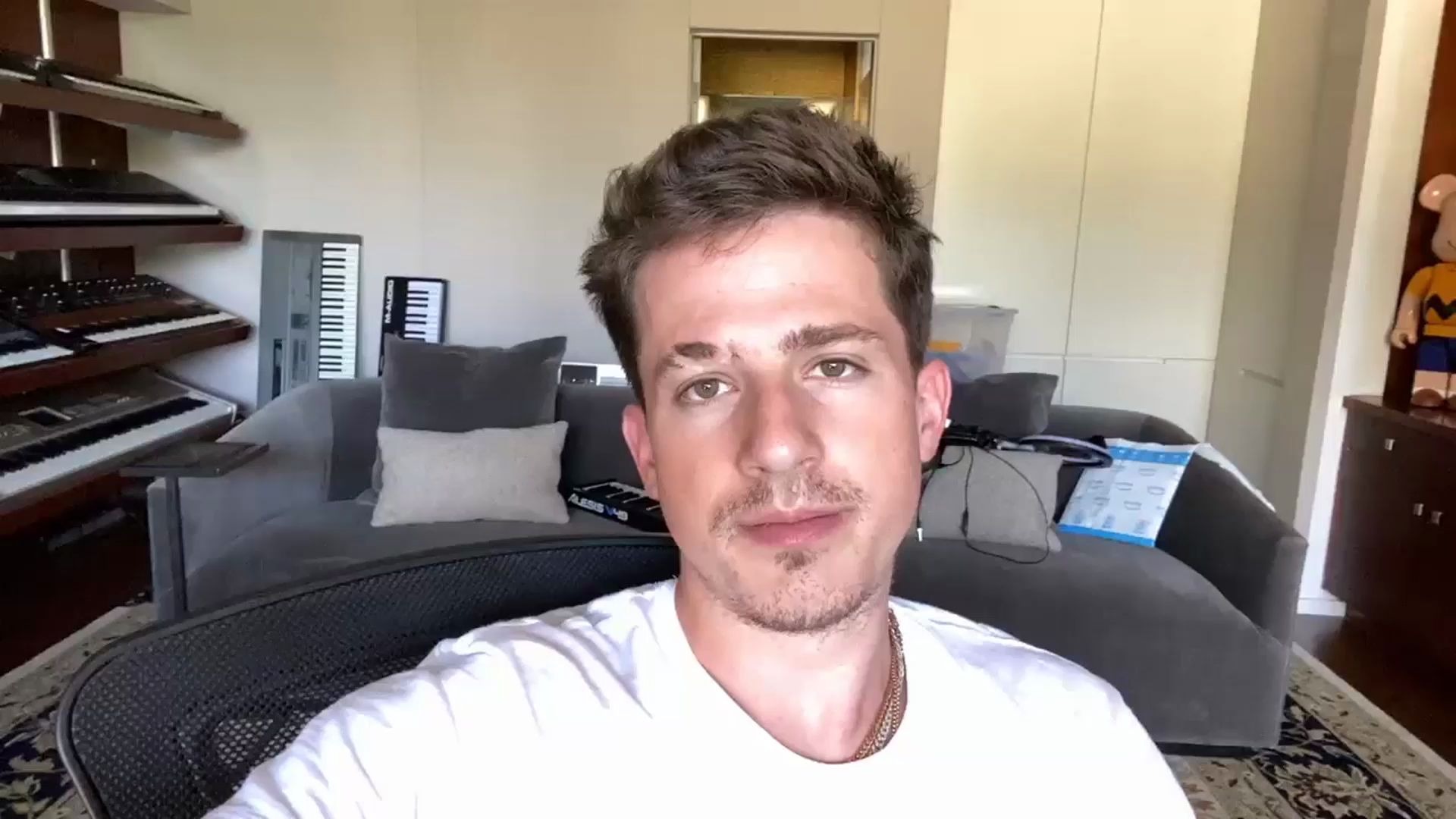 [图]中国的朋友大家好，我是Charlie Puth