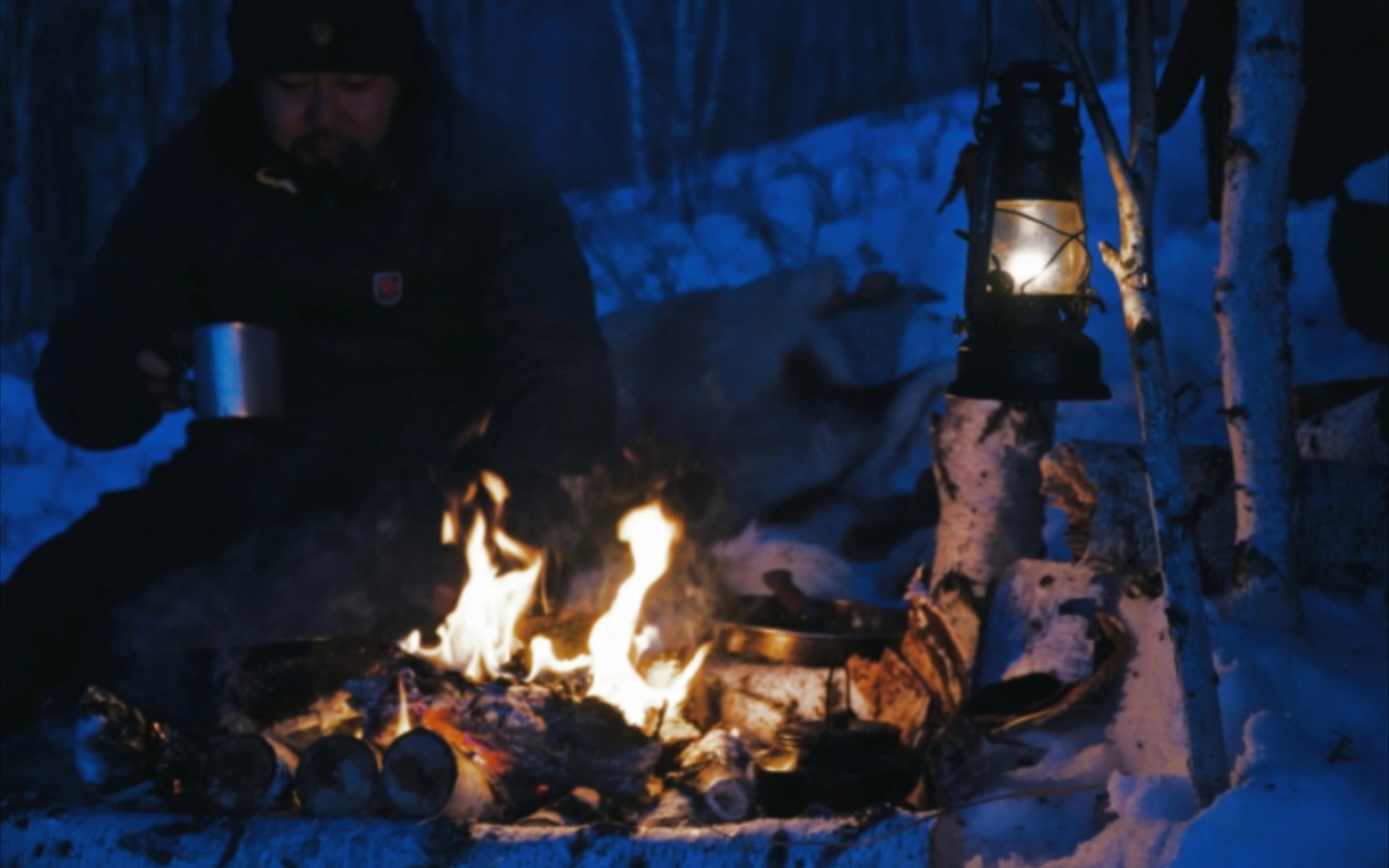 [图]bushcraft 独自露营额尔古纳河右岸的白桦林 斜坡上扎营在绝美夕阳下晚餐 傍晚时分树林深处传来大自然的警告