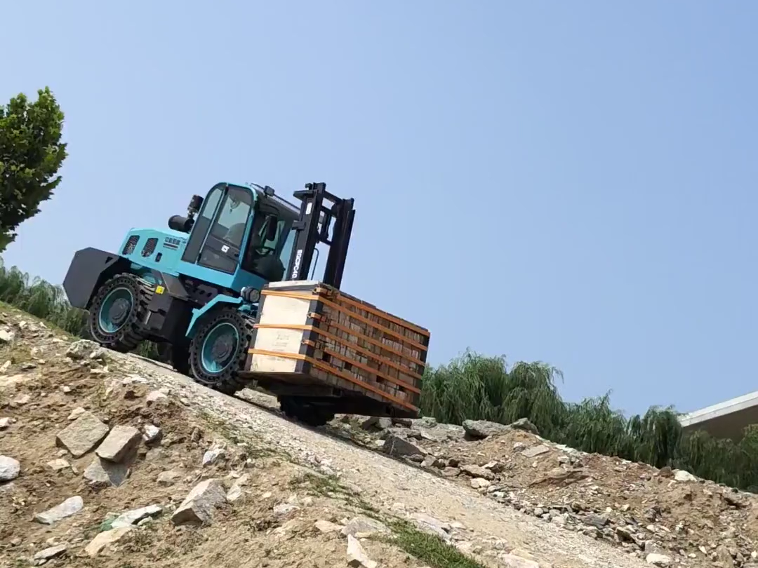 中科聚峰四驱越野叉车不惧泥泞道路哔哩哔哩bilibili