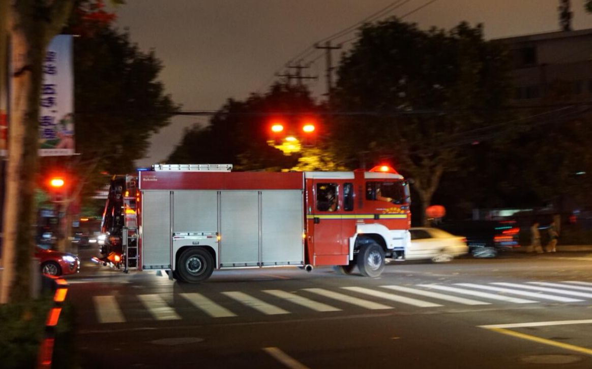 上海的施密茨抢险救援消防车开着警报掉头