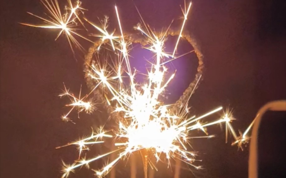 人类早期驯服野生呲花蜡烛珍贵影像/于2023年10月4日离家前一晚/相信