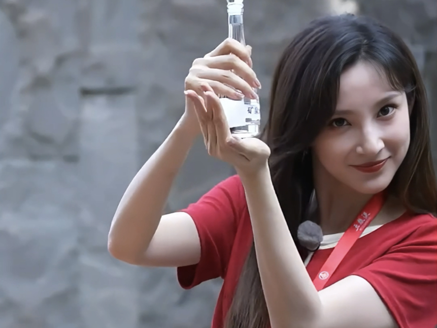 3分钟欣赏五粮液女孩凡凡进厂了解五粮液的匠人精神部分
