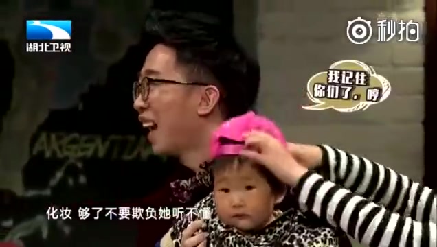 [图]【非正式会谈】杨迪妈妈惊喜突袭现身非正现场，杨迪感动落泪，妈妈暴打大左替儿子报仇，却遭亲妹妹黑的不要不要的