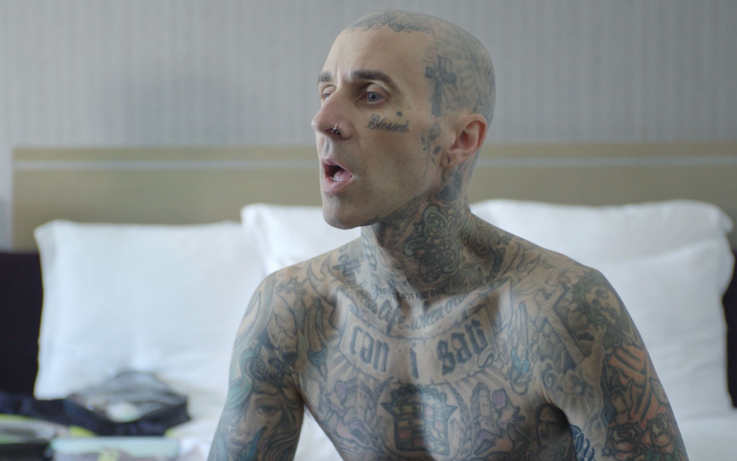 [图]【VF】Travis Barker Gets Ready for the Oscars | To The Nines | Vanity Fair