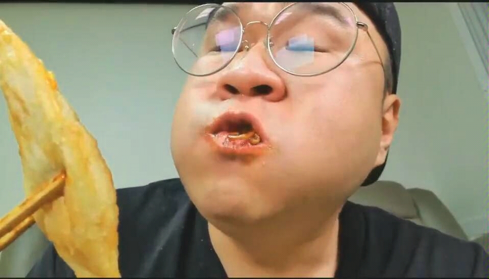 韩国大胃王小胖,试吃拌面和炸菜角,这吃相太豪放了_哔哩哔哩_bilibili