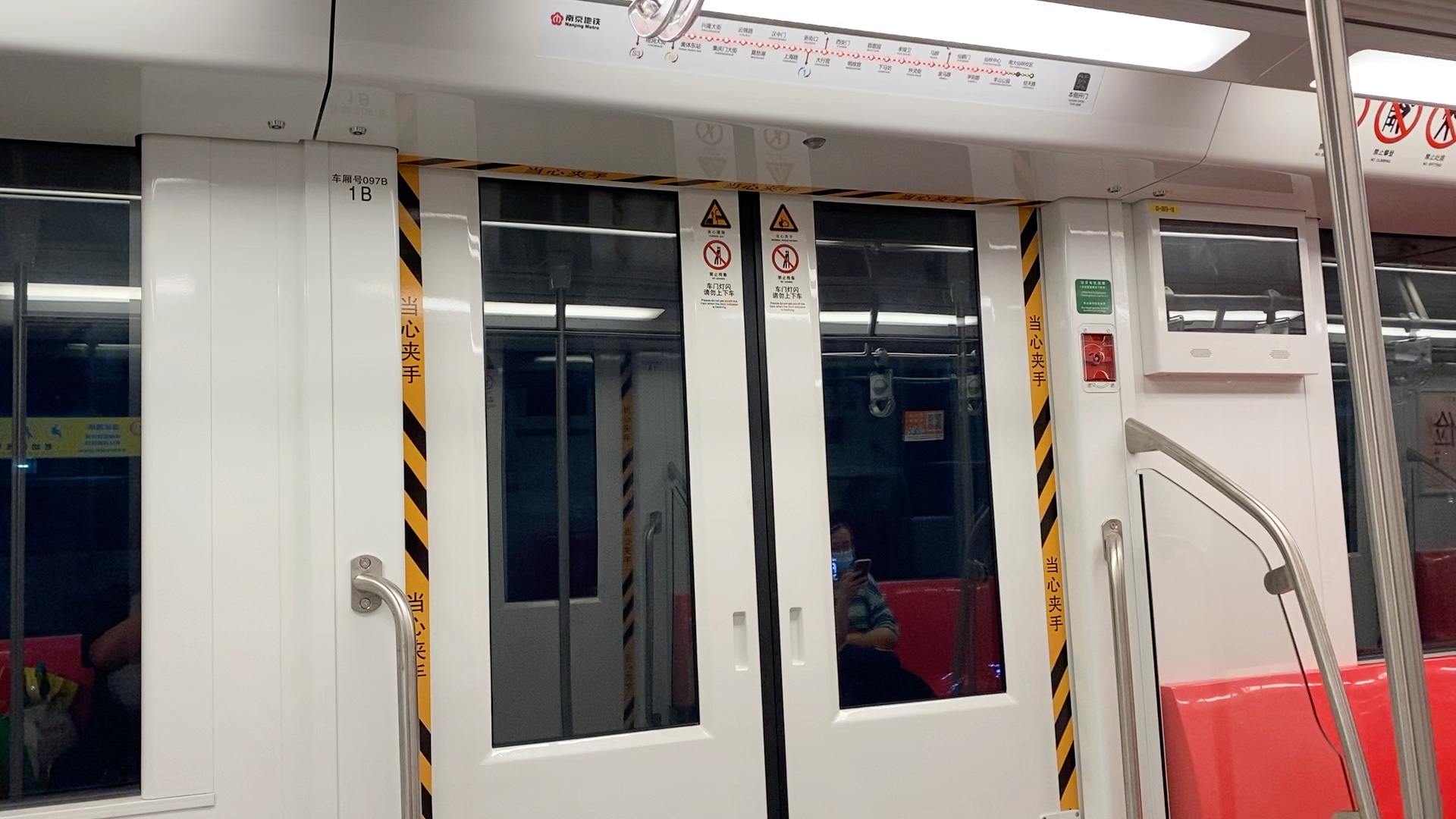 南京地铁2号线华士国产牵引声南大仙林校区毕业祝福