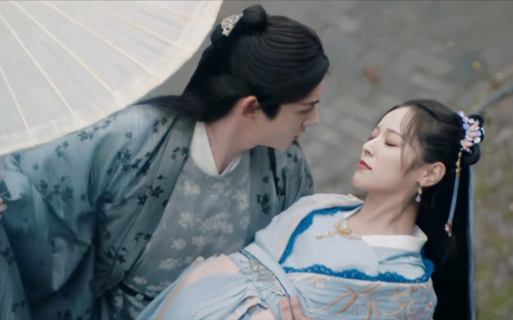 古装女神打戏,彩衣白靴女侠身中剧毒被杀手踢下城楼,幸得少侠英雄救美