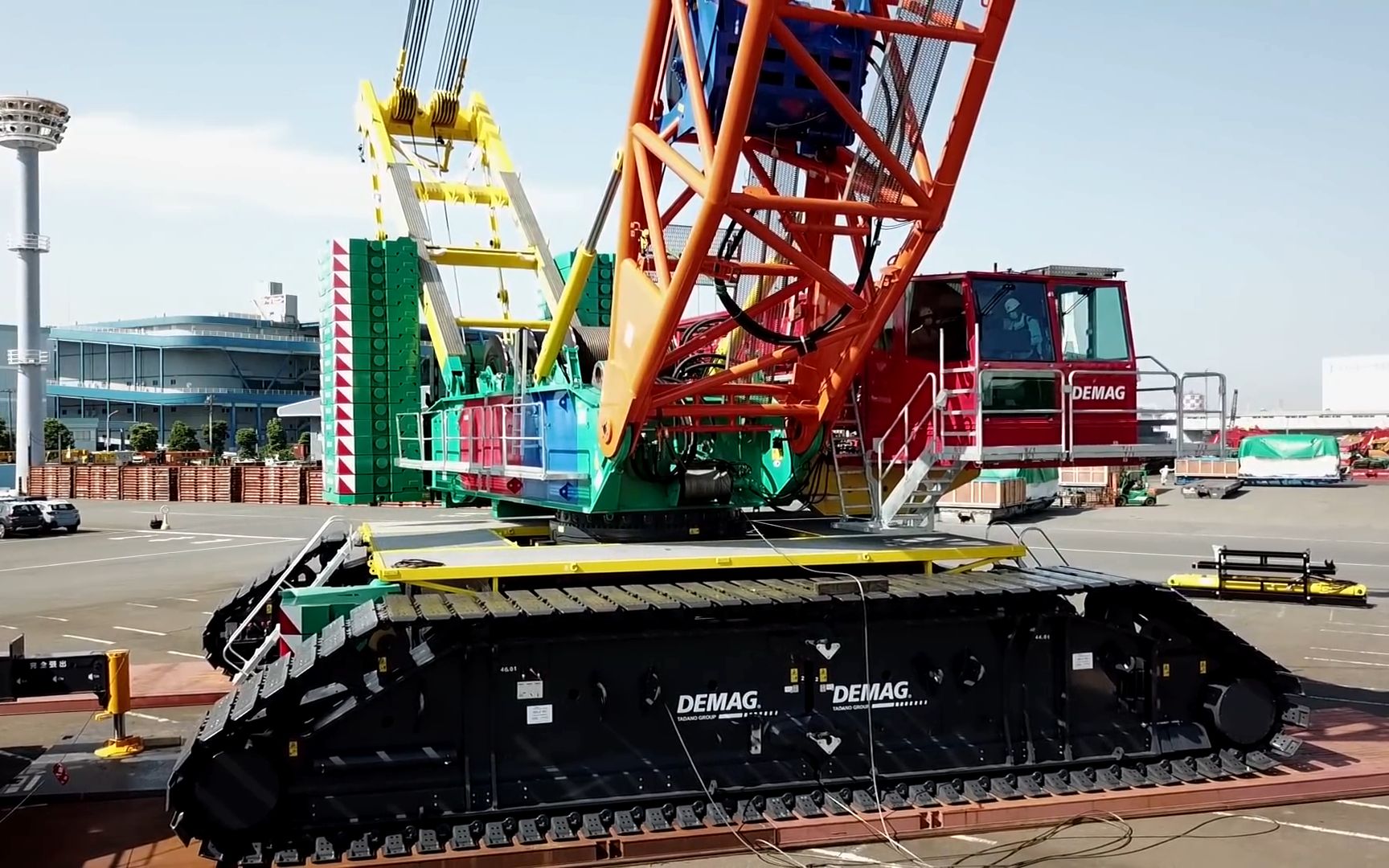 多田野德马格tadanodemag组装日本第一台cc88001大型履带起重机