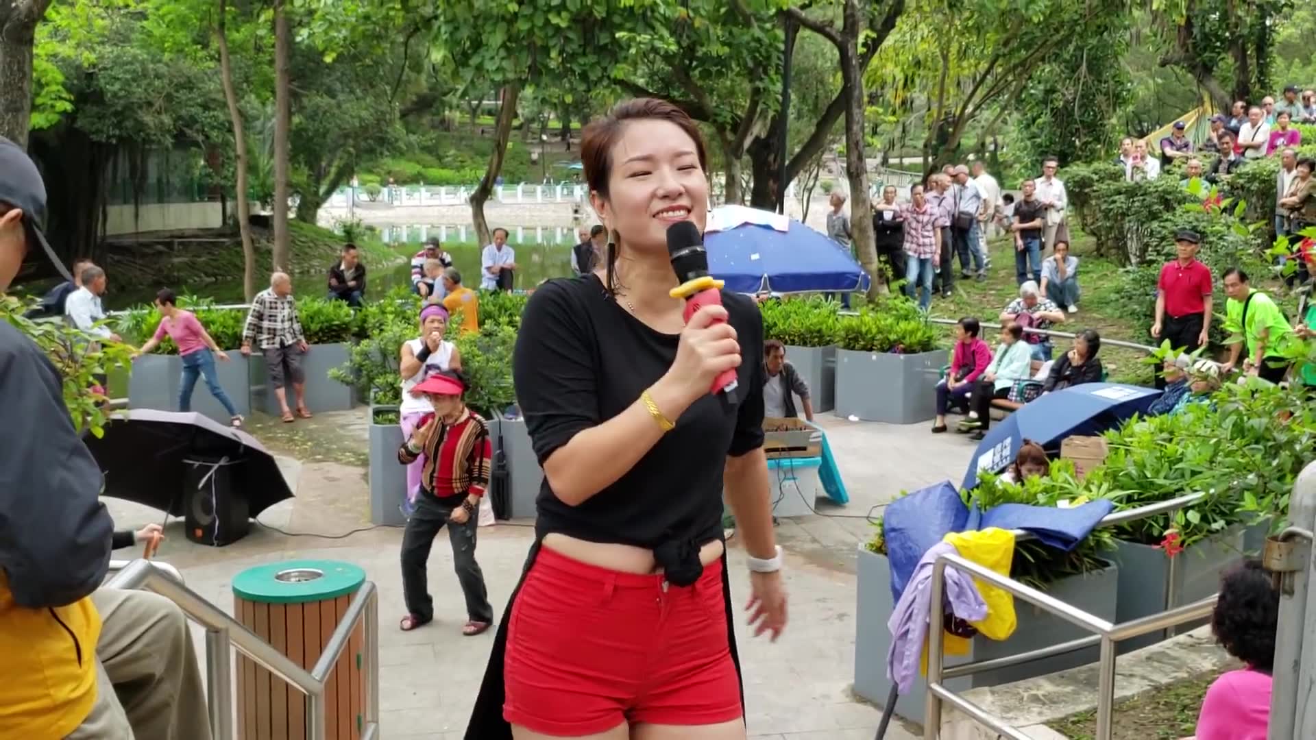 街头艺人三公主妙妙演唱歌曲,大妈不甘寂寞上前伴舞