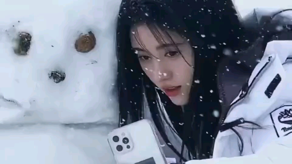 雪景配美女的赞美话图片