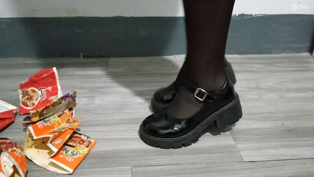 黑丝小皮鞋踩方便面盒子