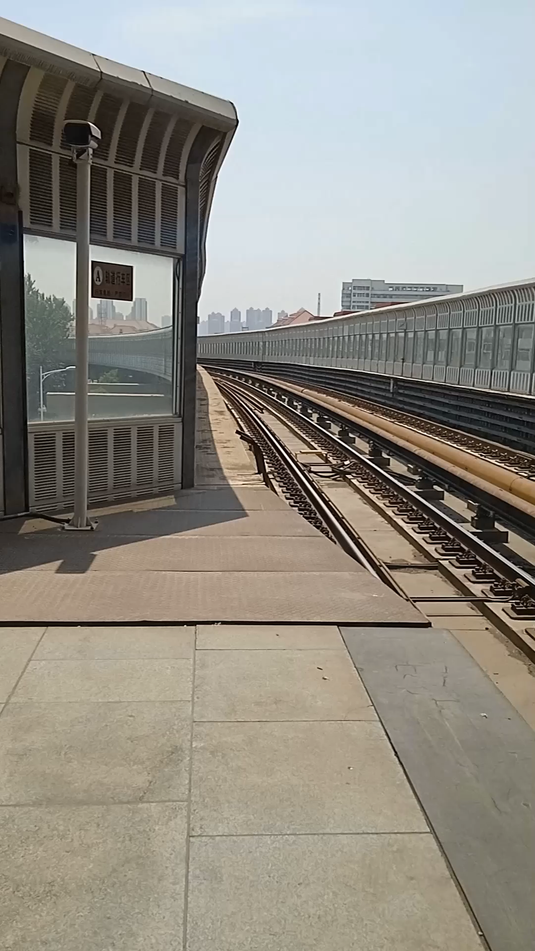 121编组东沽路方向华山里出站