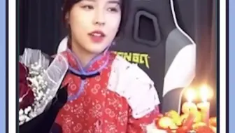 沫子生日水友送特别礼物，红着脸说这是擀面杖