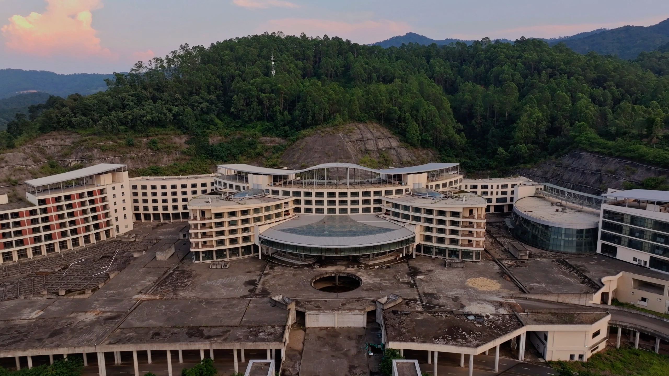 烂尾荒废中的佛山南海湾度假酒店