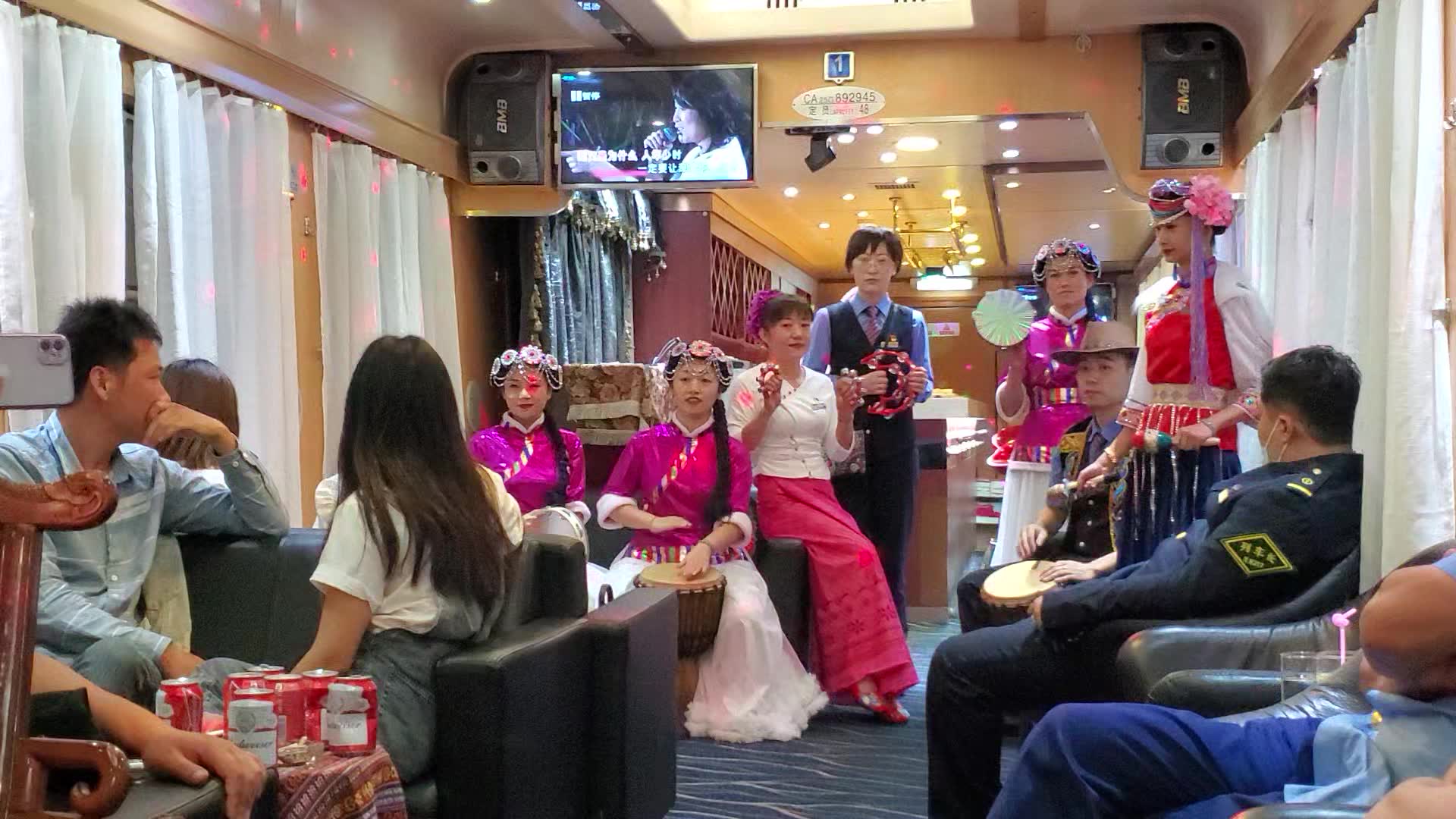 k9688全国唯一带酒吧的双层火车云南丽江昆明外观表演03