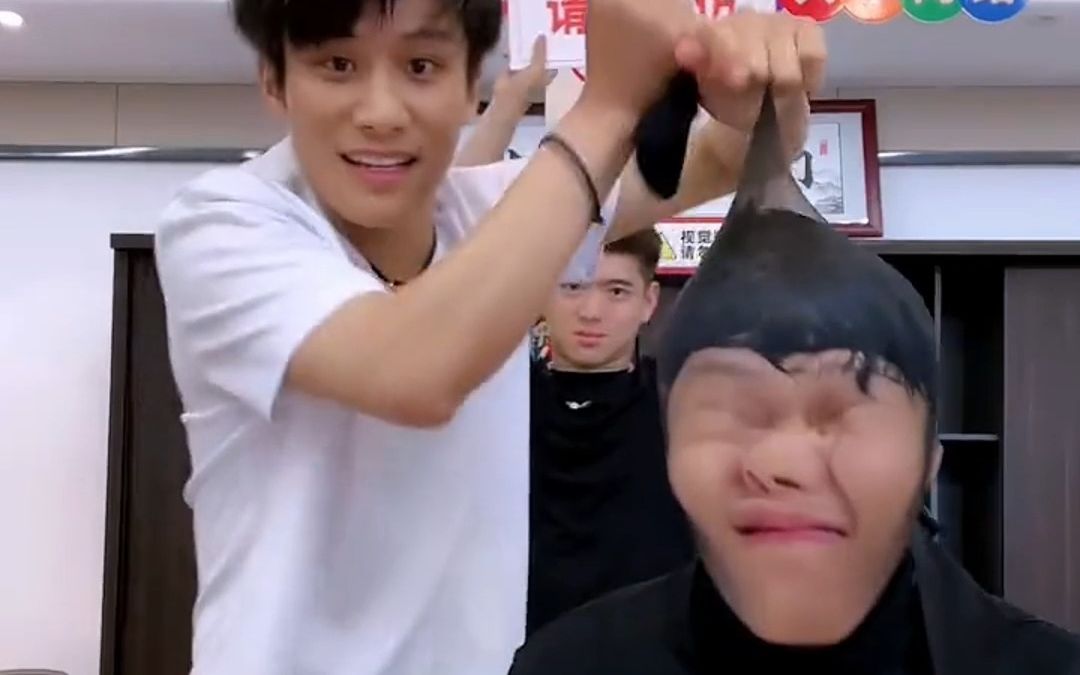 小杨哥直播丝袜套头,简直太搞笑了