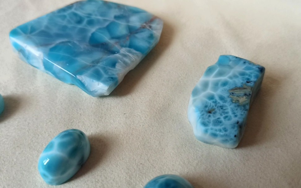 [图]如朵朵浪花般绽放的海纹石(Larimar)