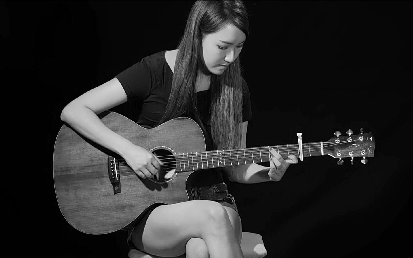 抖音超火的指弹小姐姐莫思旖吉他翻弹riverflowsinyou