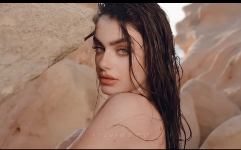 2020全球最美面孔第一名--yael shelbia