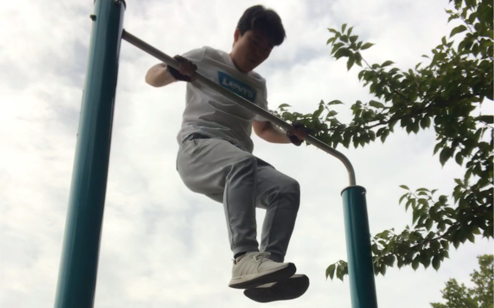 【单杠卷身上 双力臂离心动作】鉴于第一次的狼狈,这次就多做几个吧.