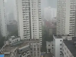 Скачать видео: 台风过境魔都徐汇高层20楼实拍（原声） 这还是在室内隔着玻璃的ha ha