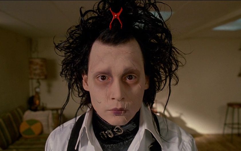 当双手长满剪刀的怪物爱上人类,7分钟看奇幻片《剪刀手爱德华》