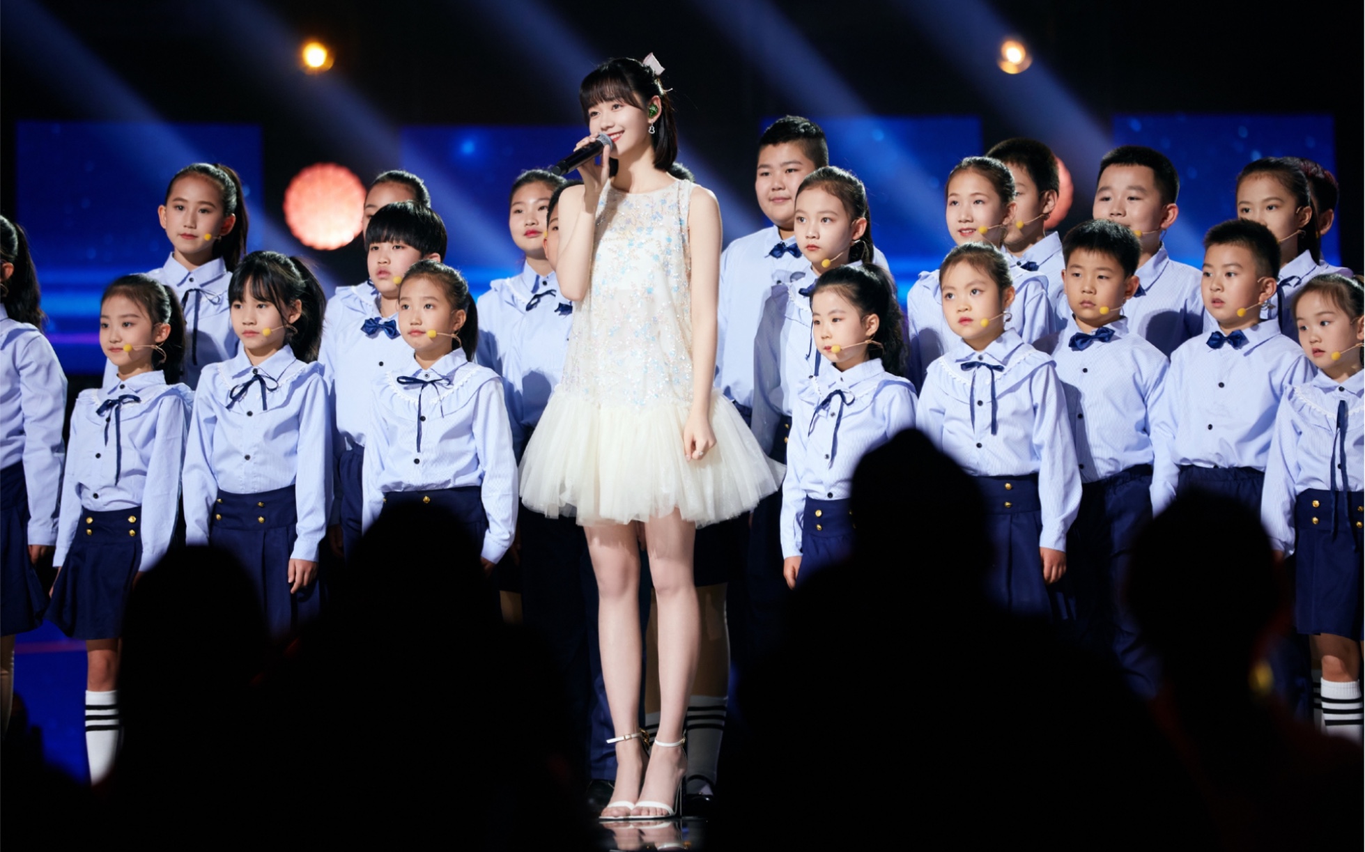【段奥娟】2021央视网络春晚演唱《陪我长大》,用爱造就堡垒,用陪伴