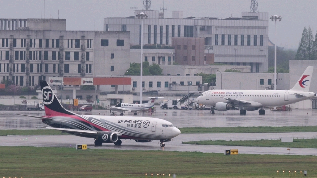 顺丰航空波音733滑行