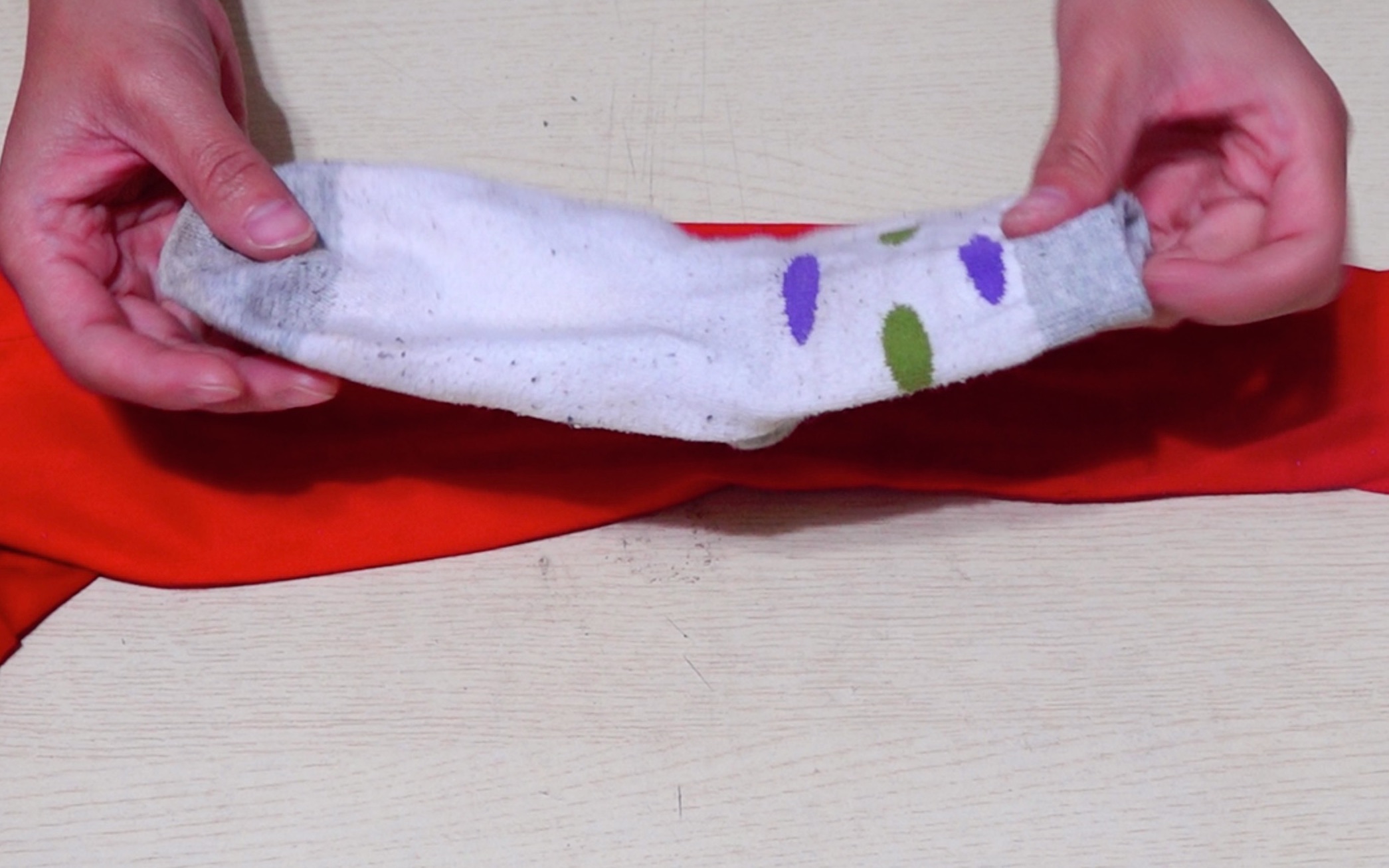 袜子不用买了,用家里的旧秋衣改造一下就可以,保暖又实用