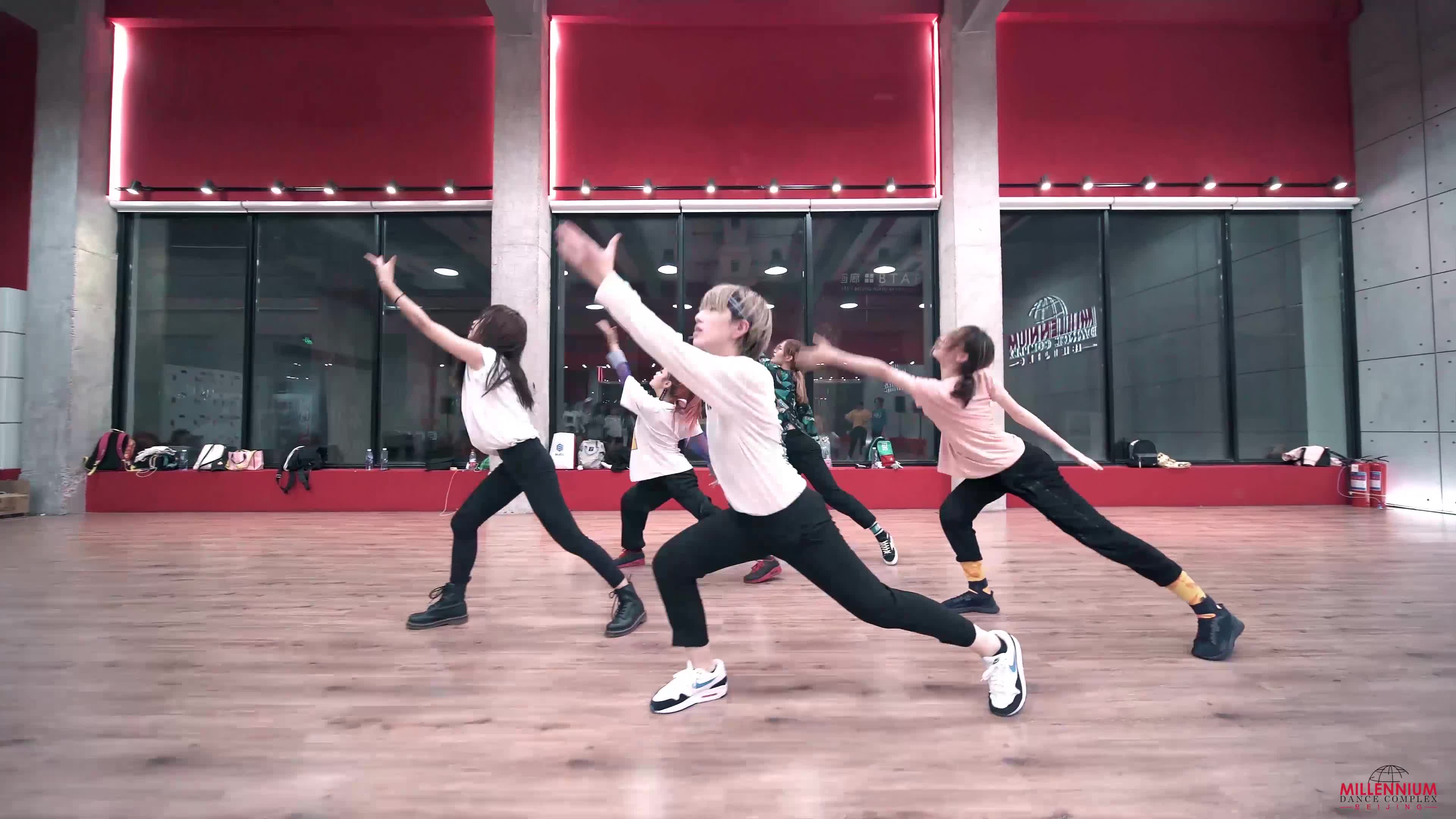 《说好不哭》可是眼眶湿润了【millennium红房子·北京798旗舰店】