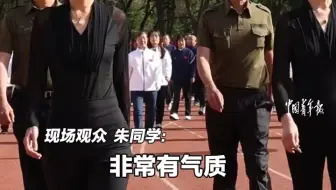 岁月从不败美人~校运动会上离退休教师酷飒出场，展现岁月沉淀的优雅与魅力。