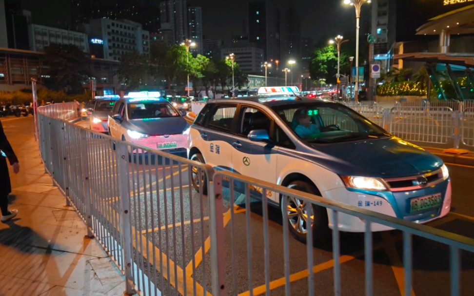广东深圳,现在的出租车也太卷了,接个客排队几公里