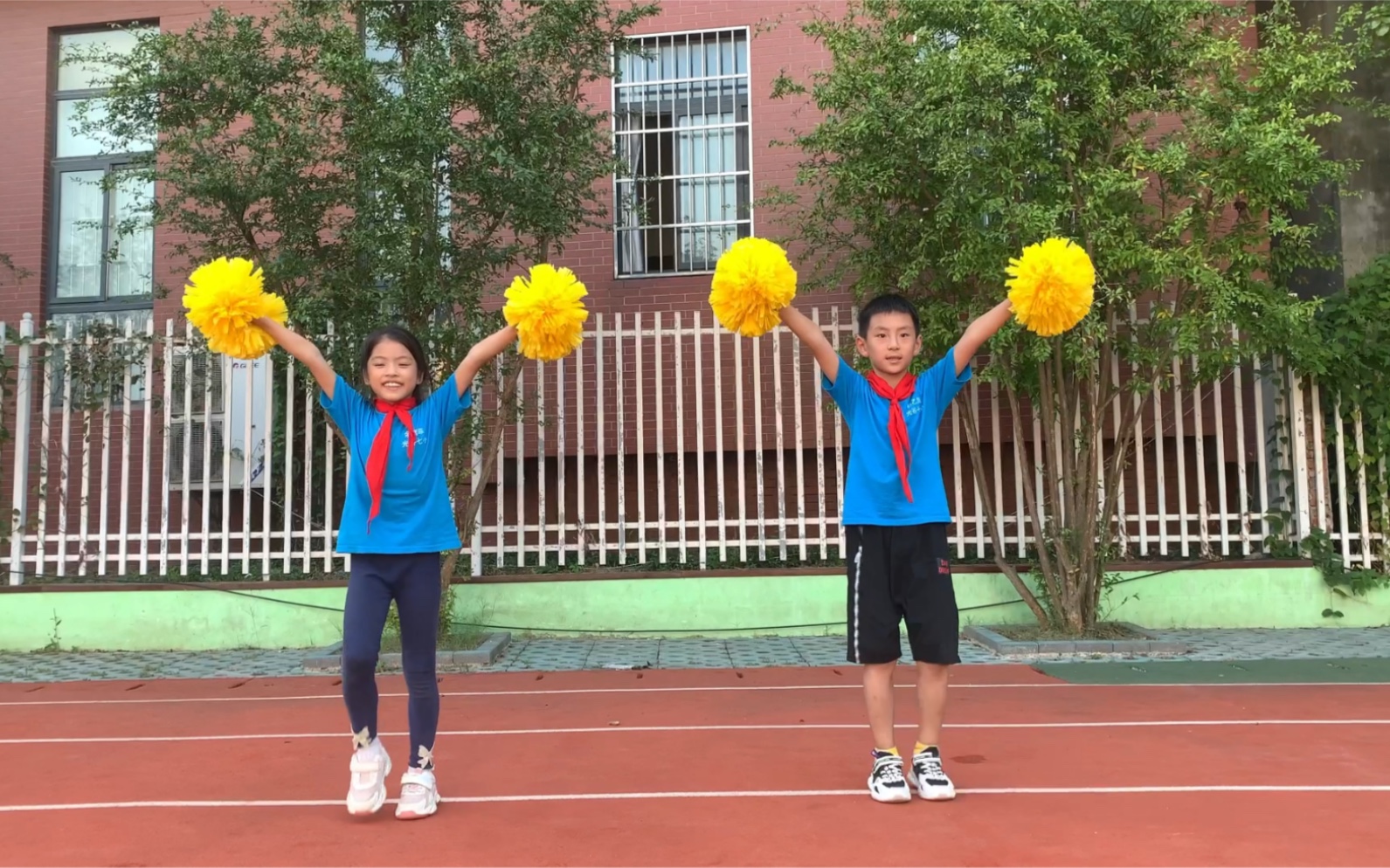 [图]大课间啦啦操 足球宝贝 武汉市光谷第七小学 小朋友小学生可以跳的花球啦啦操