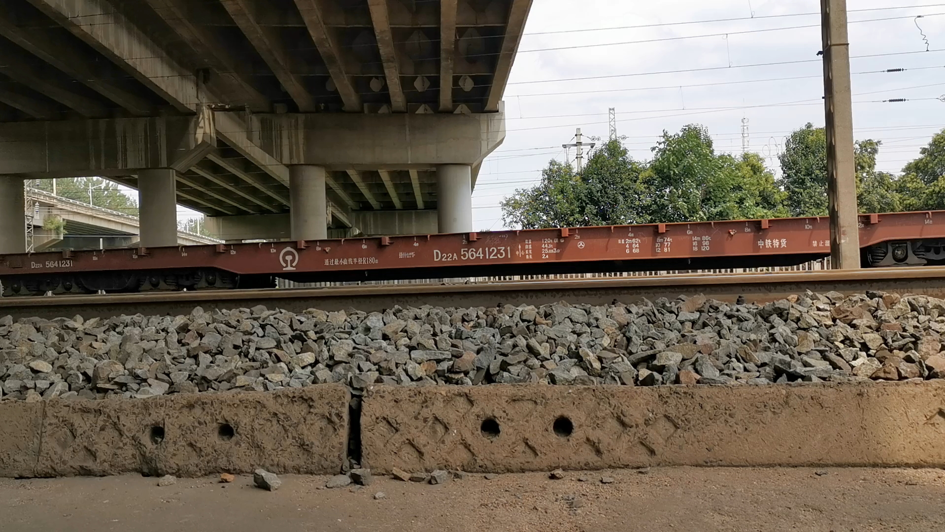 【35501 全列(共6节)d22a型长大平车】/【y121 沈阳北-宜昌东】