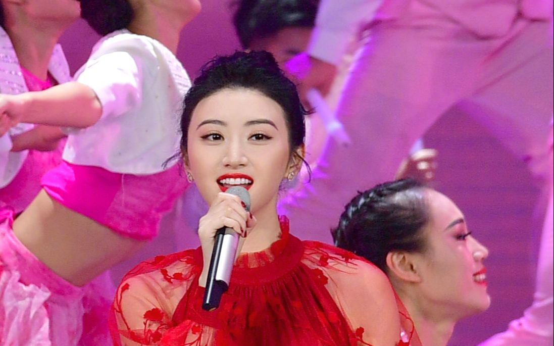 [图]景甜2019年春节联欢晚会演唱歌曲《我们都是追梦人》