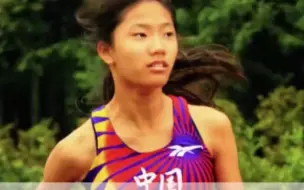 Video herunterladen: 这就是体育传承的力量！时隔27年，王军霞13岁的女儿身穿妈妈1996年冠军战袍在奥森公园跑步。