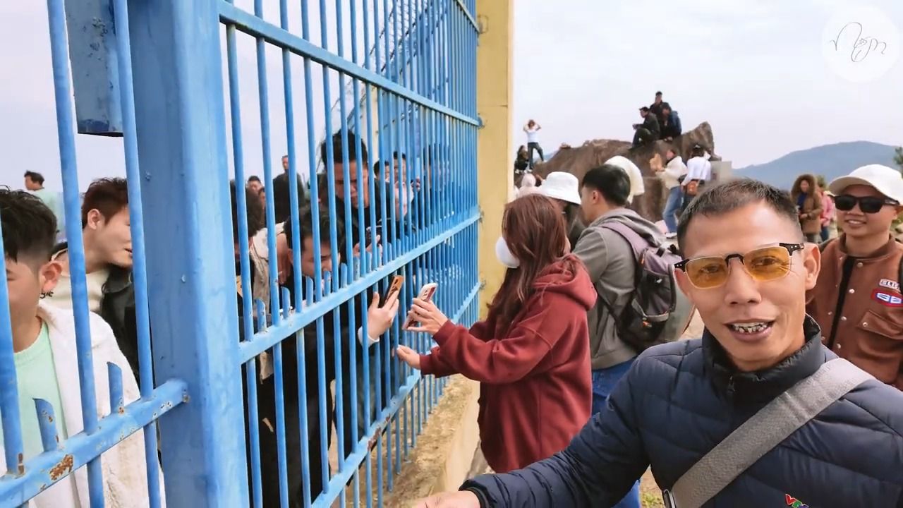 2024-02大年初一中越边民在中越边境围栏走亲访友