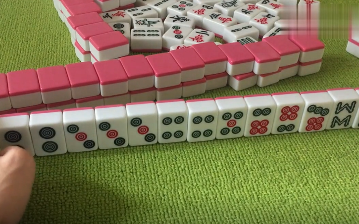 各位会麻将的大神来看看,这小伙摸了个四筒能胡么